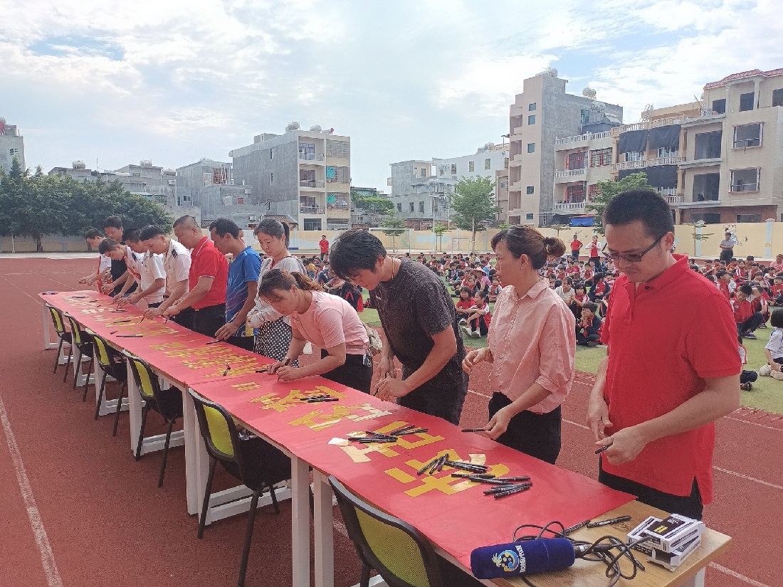 2021年水上交通安全知识暨防溺水知识宣传进校园活动走进渔民小学