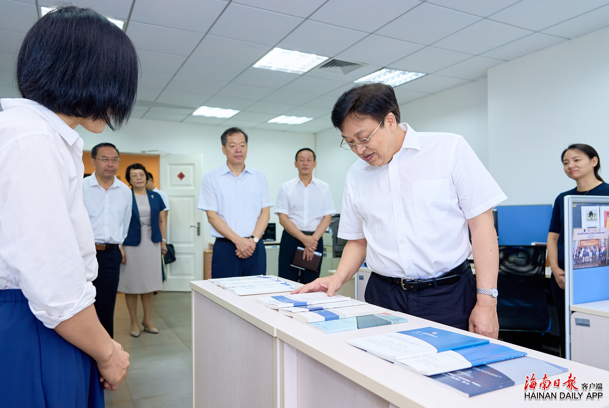 冯飞在中国南海研究院督导检查主题教育开展情况并调研国家高端智库建设工作
